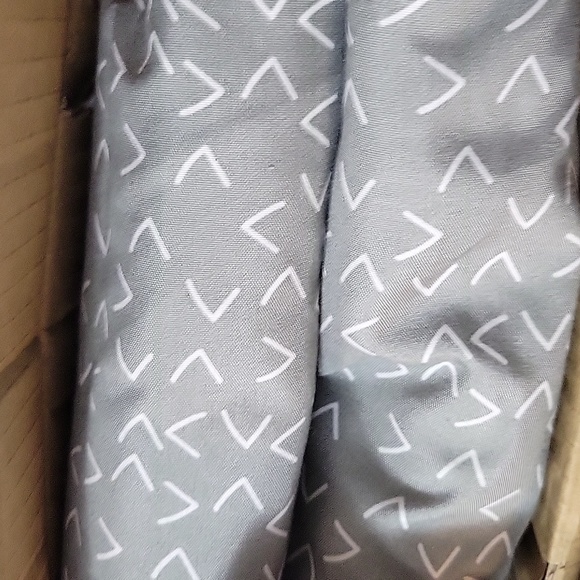 Basics Super Soft Easy Care Microfiber 4 Piece Bed Sheet Set Gray arrow full sz - Picture 4 of 4